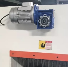 EcoWood MBC-120/170/220  Настройка прижимных рябух по высоте  Электромеханический подъем и опускание прижимных вальцов обеспечивает точность и быстроту регулировки высоты прижимных вальцов в зависимости от толщины лафета 