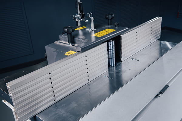 OSTERMANN T 1000  Защитное ограждение шпинделя  Кожух для фрез диаметром 250 мм Направляющие линейки длиной 500 мм каждая В кожухе предусмотрен выход под аспирацию Ø120 мм 