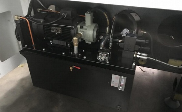 IRONMAC ITX-408 HCNC  Гидравлическая станция  В станке вмонтирована компактная гидравлическая станция  Используются для работы гидроприводов зажима токарного патрона, револьверной головы и задней бабки  Рабочее давление в системе 2 - 3 МПа  Регули...