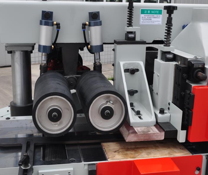 QUADRO 326SAW  Специальное исполнение верхнего прижима и плиты пильного узла  Изготовлены из текстолита и твердых пород древесины для удобства и быстрого формирования необходимого постава пил 