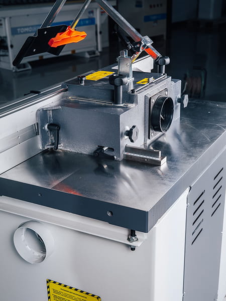 OSTERMANN T 1000  Аспирационные патрубки  Первый аспирационный патрубок расположен под столом для более эффективного удаления стружки из шпиндельной чаши Второй патрубок находится в защитном кожухе шпинделя 