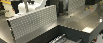 EcoWood T 150KS  Отверстия для автодатчика  Длина каждой линейки 425 мм  Перемещение и крепление линейки к кожуху на массивной стальной направляющей 