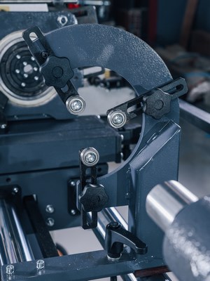 OSTERMANN CL 1200 Standart  Неподвижный люнет  Входит в комплект поставки и служит для дополнительной фиксации заготовки в процессе обработки Это увеличивает жесткость заготовки при обработке и повышает качество получаемой продукции 