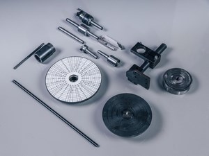 OSTERMANN CL 1200 Standart  Оснастка  В комплект поставки со станком входят все необходимые части для работы:Набор ведущих центров;Резцы;Кронштейн для ручного фрезера;Набор колец для люнета;3-х кулачковый патрон с ключом;Планшайба;Делительная голо...