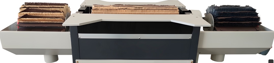 EcoWood SB-3  Рабочие узлы  Станок имеет три узла, что позволяет:Использовать три разных щетки с различной зернистостью Центральный барабан с увеличенной рабочей зоной 600 мм Использовать их по отдельности, как три раздельных рабочих места 