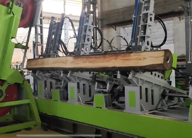 EcoWood VSM-1250  Наклонная каретка  Позволяет быстро загружать и позиционировать бревна перед распиловкой  Также наклонная каретка позволяет лучше видеть вскрытую поверхность бревна оператору Наклонная каретка оснащена четырьмя вертикальными стой...