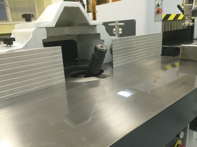 EcoWood T 150KS  Наклон шпинделя 0 - 45°  Улучшает качество обработки поверхности при разной глубине профиля на одной заготовке Работа без наклона:На рис 2 скорость в точке С значительно больше скорости в точке В, т к  R2 значительно больше R1  По...