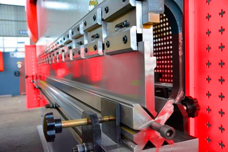 FABTEC CNC-PBA 125 
 Стандартные матрица и пуансон 
 Верхний инструмент (пуансон) имеет тип крепления AMADA-Promecam 
Нижний инструмент (матрица) – 4-х сторонняя многоручьевая матрица