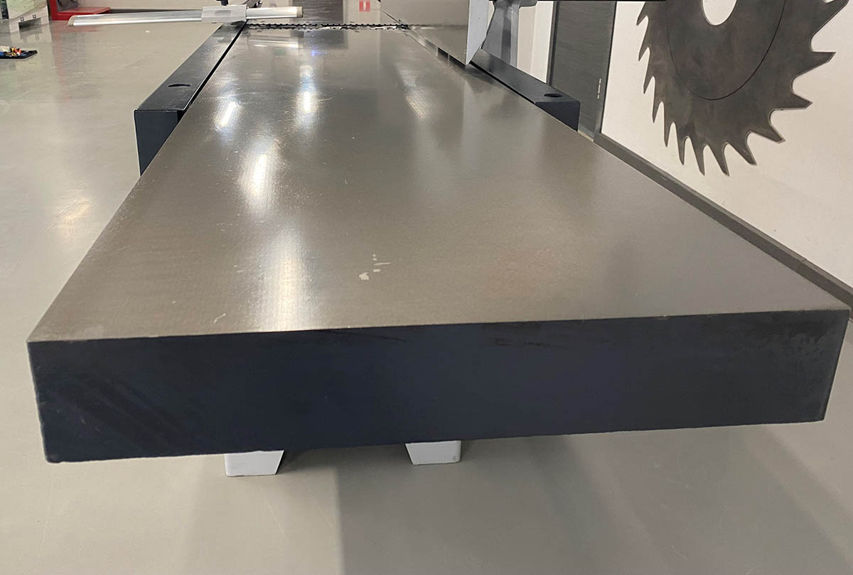 EcoWood SF 400D Nova  Чугунные литые столы  Массивные столы длиной 2500 мм отлично гасят вибрацию и являются хорошей базой, что повышает качество обрабатываемых деталей Столы имеют ребра жесткости 