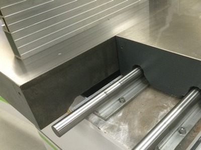 EcoWood T 150KS  Направляющие каретки  Чугунная каретка перемещается по двум мощным цилиндрическим стальным направляющим 