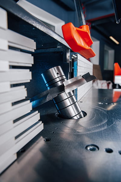 OSTERMANN T 1000  Наклон шпинделя 0 - 45°  Улучшает качество обработки поверхности при разной глубине профиля на одной заготовке Работа без наклона:На рис 2 скорость в точке С значительно больше скорости в точке В, т к  R2 значительно больше R1  П...