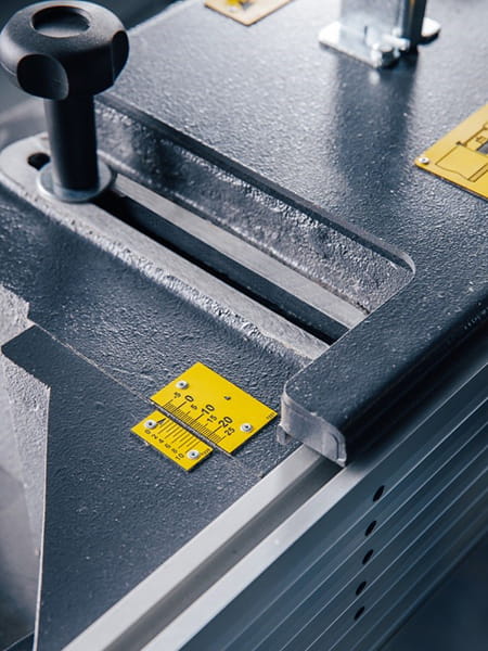 OSTERMANN T 1000  Настройка кожуха  Настройка направляющих линеек по миллиметровым шкалам с помощью удобных регулировочных винтов 