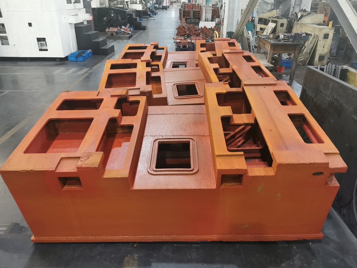 IRONMAC IT-560  Цельнолитая чугунная станина  Для станины токарного станка применяется литая станина с направляющими типа ласточкин хвост  Компоновка внутренних частей станины усилена ребрами жесткости  Толщина стенок литья 20 - 25 мм, увеличена м...