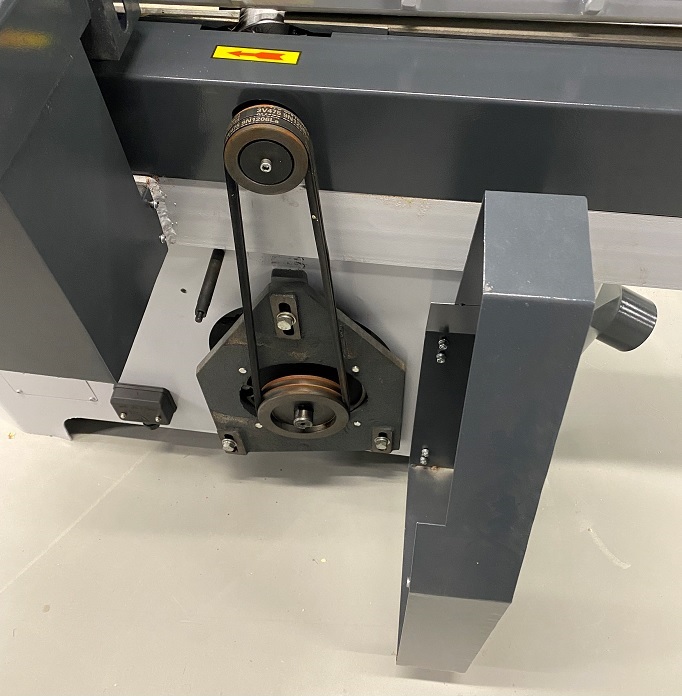 EcoWood SF 400D Nova  Привод ножевого вала  Привод ножевого вала от электродвигателя посредством 2-х ремней Ремни и шкивы закрыты открывающимся защитным кожухом 