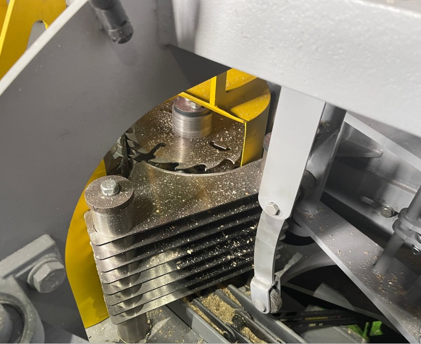 EcoWood UFP-260  Расклинивающие ножи  Для исключения зажима пил при пилении установлены расклинивающие ножи из упрочненной стали 