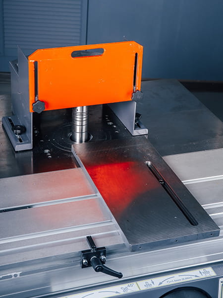 OSTERMANN T 1000  Шипорезный комплект  Состоит из:кожух для фрез Ø320 мм;чугунная шипорезная приставка для коротких заготовок;передвижной упор для фиксации заготовки к телескопической линейке Приставка позволяет:зафиксировать заготовку максимально...