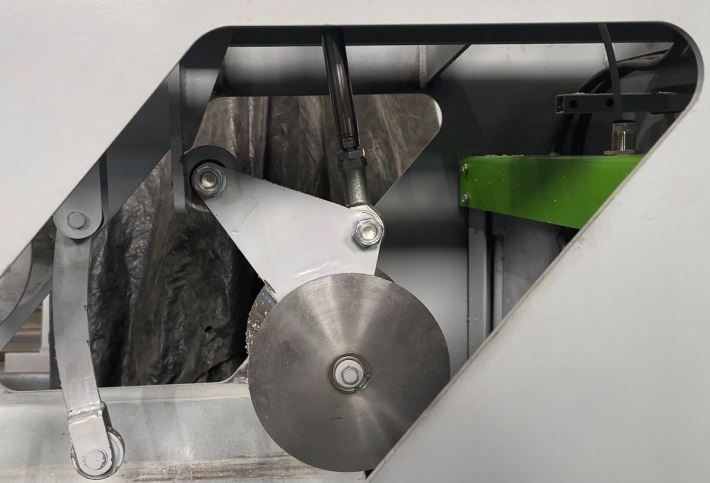 EcoWood UFP-260  Конструкция пневмоприжимов  Конструкцией станка предусмотрен ход пневмоприжимов  Данная система позволяет отклоняться пневмоцилиндрам при срабатывании, это предотвращает их выламывание, обеспечивая надежность и долговечность работ...