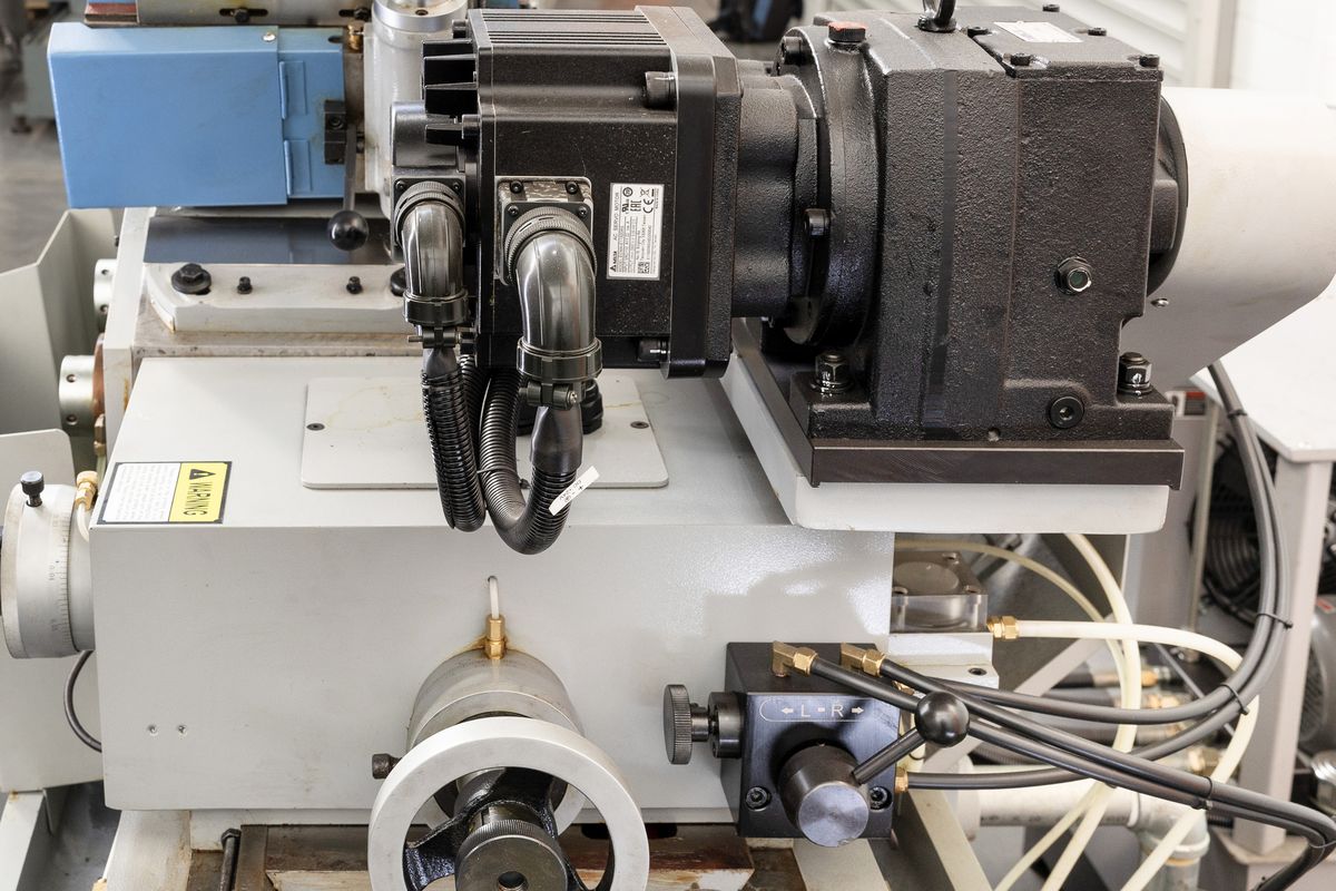 UNIVEQ UCG-3015 NC  Привод подающего круга  Японский серводвигатель Yaskawa обеспечивает контроль скорости вращения круга в диапазоне от 0 до 320 об/мин и устанавливается для передачи вращения подающего круга с целью идеальной регулировки линейной...