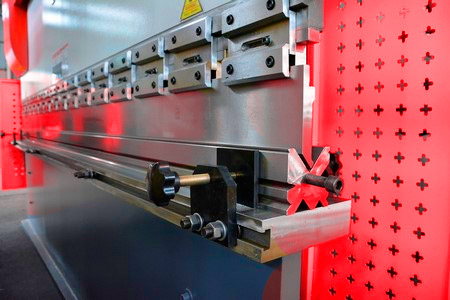 FABTEC CNC-PBA 125 
 T-образный паз на рабочем столе 
Служит для закрепления нижнего инструмента любых, даже нестандартных размеров и установки кронштейнов передней поддержки листа