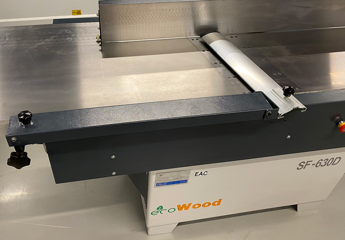EcoWood SF 400D  Защита ножевого вала  Надежно закрывает вал и жестко фиксируется, что обеспечивает безопасность работы оператора Соответствует нормам безопасности СЕ 