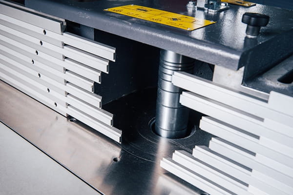 OSTERMANN T 1000  Интегральные направляющие  Две направляющие линейки общей длиной 1000 мм - идеальная база при обработке Исключен подрыв древес  OSTERMANN T 1000 ины на краях т к  выдвижные пластины сокращают расстояние между направляющими линейк...