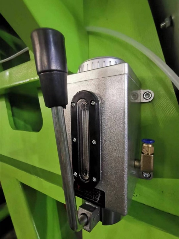 EcoWood VSM-1250  Система смазки  Ручной насос для централизованной смазки основных узлов и агрегатов пильного узла пилорамы  Насос оснащен смотровым окном для отслеживания уровня смазывающей жидкости 