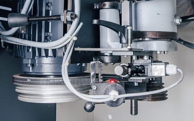 OSTERMANN  Переключение скоростей  Осуществляется путем быстрой и удобной перестановки ремней  Предусмотрен механизм жесткой фиксации шпинделя при смене инструмента  Индикация выбранной частоты вращения с помощью флажка 6 скоростей вращения шпинде...