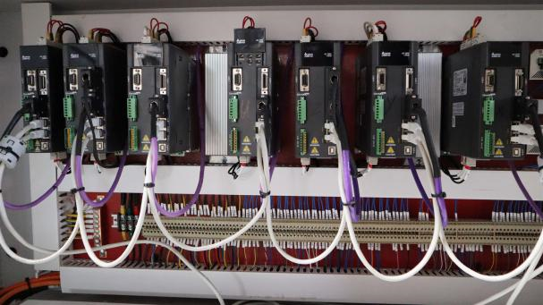 HOLD HB611GKH6FX  Система управления сервоприводом Высокопроизводительный сервопривод с шиной и двигателем абсолютного значения, обладает высокой помехозащищенностью  Нет необходимости возвращаться к базовой точке, что позволяет избежать погрешнос...