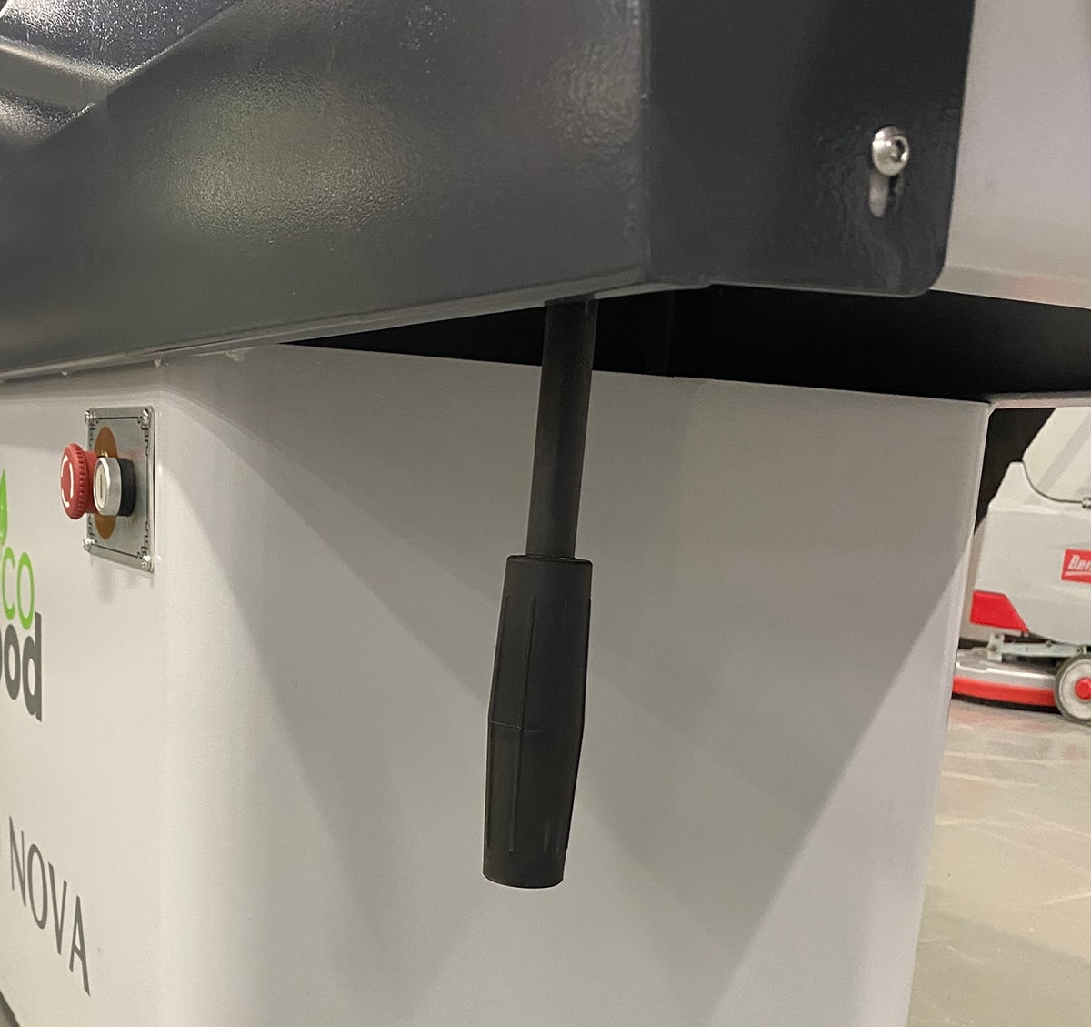 EcoWood SF 400D Nova  Регулировка стола рычагом  Выставление толщины съема материала осуществляется с помощью рычага по шкале 