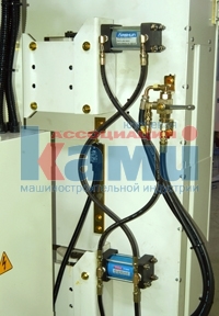 QUADRO 102A  Система натяжения пил (Модели QUADRO-102A, 102P)  Натяжение пильных лент во время работы станка осуществляется с помощью гидроцилиндров  Применение гидравлики позволяет более точно отслеживать и компенсировать нагрев и удлинение пильн...
