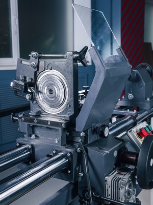 OSTERMANN CL 1200 AUTO  Подвижный люнет  Входит в комплект поставки Служит дополнительной опорой в процессе точения, исключая вибрации заготовки и повышая качество получаемой продукции В люнете набор колец различного диаметра под разные размеры  O...