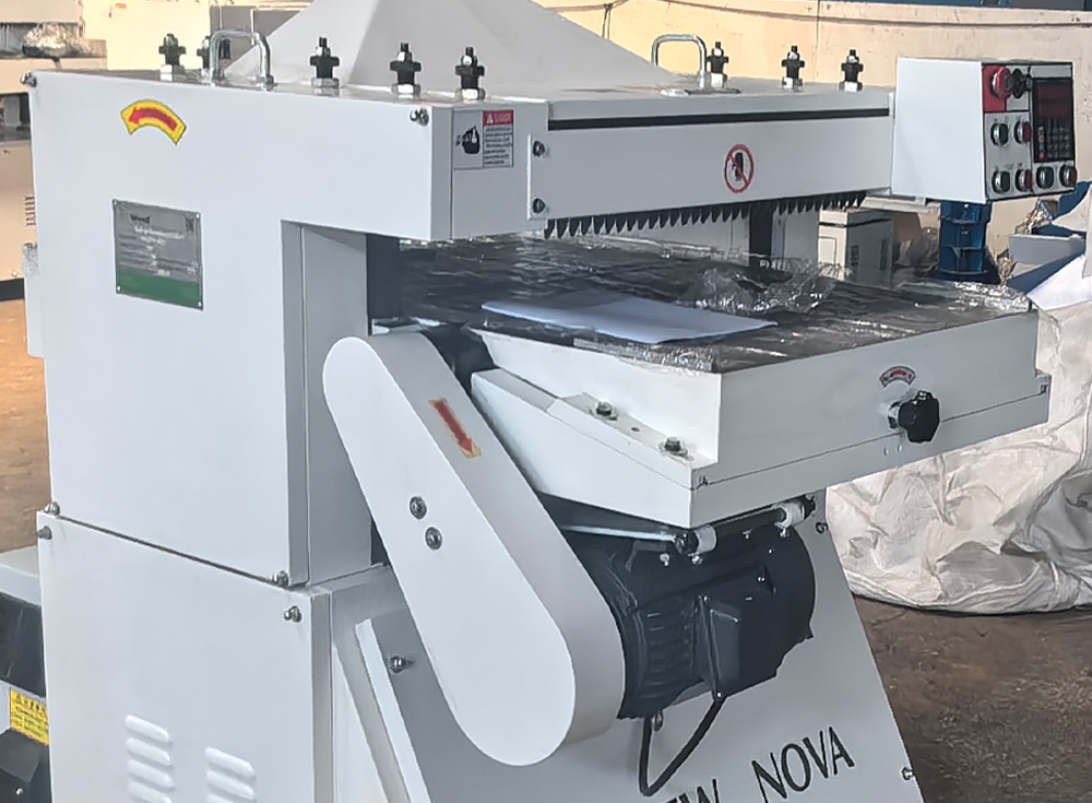 EcoWood MB 204FW Nova  Нижний ножевой вал  Привод нижнего ножевого вала осуществляется от отдельного двигателя  Настройка глубины съема осуществляется с помощью винта на передней части стола 