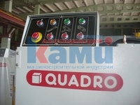 QUADRO 102A  Электрооборудование  На пульте управления расположены кнопки запуска и остановки, управление подающим транспортером и натяжением ленточных пил, настройки пильных узлов на заданный размер с точностью до 0,01 мм Электрооборудование отве...